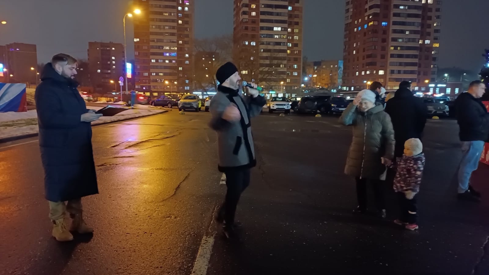 Подробнее о статье В Чехове сняли первые шарики с «Елки желаний» 🎄